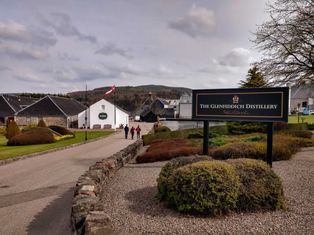 highlands glenfiddich distillery 01 entrance